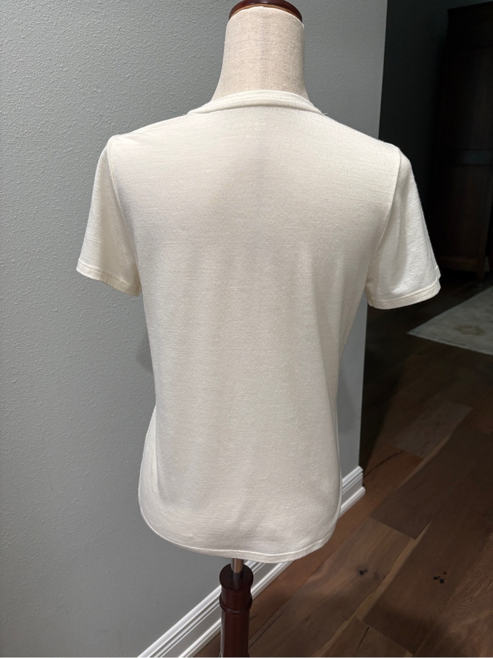 Travel Classic V-Neck Short Sleeve Top in Cream - Picture 5 of 8